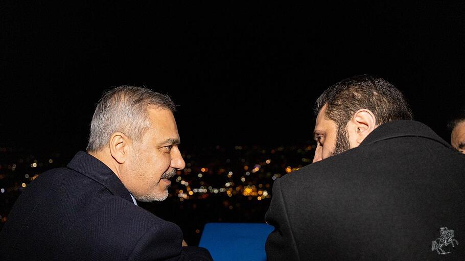 Der türkische Außenminister Hakan Fidan und der neuen syrischen Machthabers Ahmed al-Sharaa