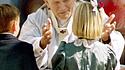 Papst Johannes Paul II. umarmt ein Mädchen während seines Besuchs in San Francisco