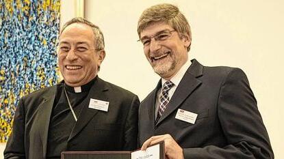 Kardinal Oscar Rodríguez Maradiaga (li.) und Ralph Bergold, Leiter des KSI.