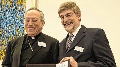 Kardinal Oscar Rodríguez Maradiaga (li.) und Ralph Bergold, Leiter des KSI.