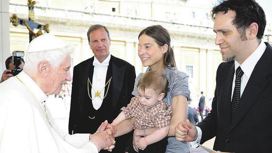 Chiara Corbella und ihrer Familie begegnen Papst Benedicht XVI.
