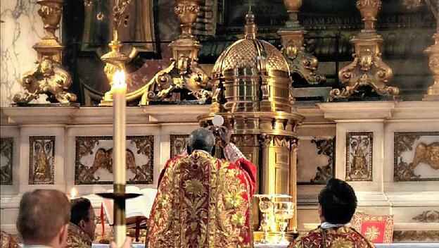 Kardinal Sarah feiert die heilige Messe