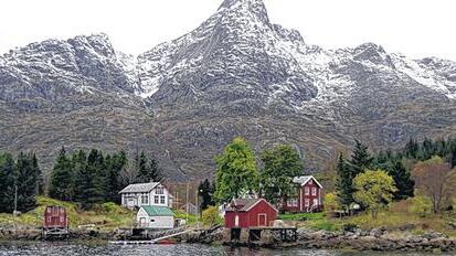 Bunte Holzhäuser säumen das Fjordufer