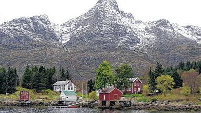Bunte Holzhäuser säumen das Fjordufer