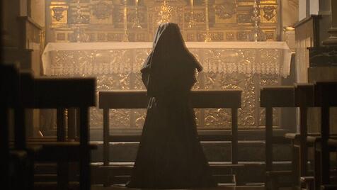 Filmszene:  Heilige Margareta Maria Alacoque betet in der Kapelle von Paray-le-Monial