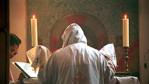 Ein koptischer Priester steht der heiligen Liturgie vor.