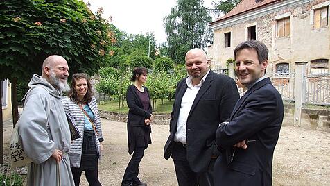 Kabarettist Peter Flache freut sich mit seiner Frau über geistliche Besucher.