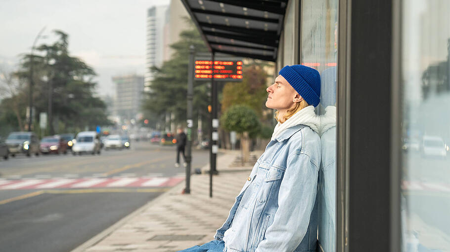 Beten an der Bushaltestelle