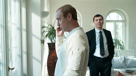 Beim Aufstieg Wladimir Putins (Jude Law, links) spielt Vadim Baranov (Paul Dano) als Stichwortgeber und &bdquo;Magier im Kreml&ldquo; eine herausragende Rolle.