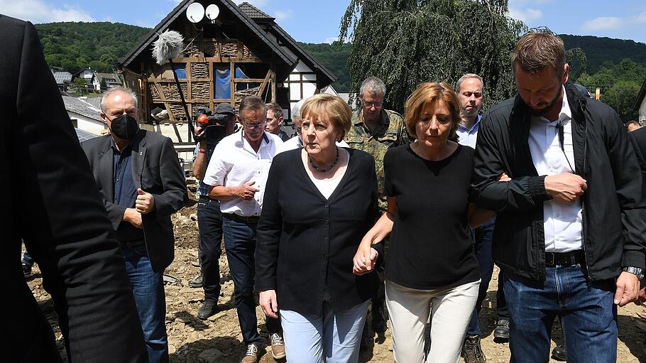 Merkel und Dreyer gehen durch das vom Hochwasser verwüstete Dorf Schuld