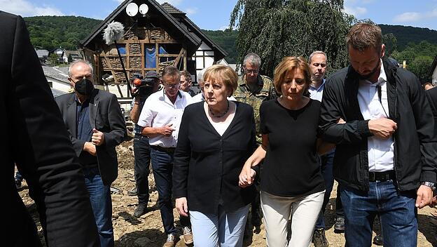 Merkel und Dreyer gehen durch das vom Hochwasser verwüstete Dorf Schuld
