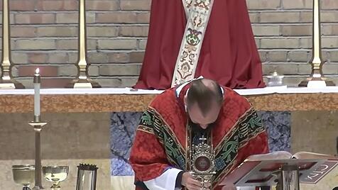 Ein Priester bricht bei der Wandlung in Tränen aus