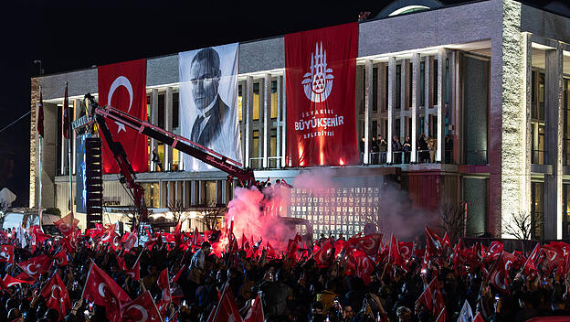 Ekrem Imamoğlu wird nach der Kommunalwahl  gefeiert