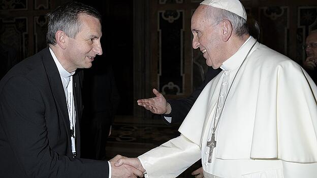 Pfarrer Kocher begegnet dem Heiligen Vater Franziskus im Vatikan.