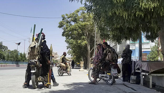 Anhänger der militant-islamistischen Taliban patrouillieren