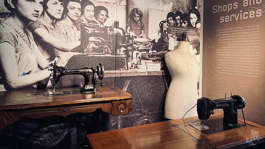Blick in ein nordfranz&ouml;sisches Modeatelier: Ein N&auml;herei bot Frauen Arbeit, damals an mechanischen N&auml;hmaschinen.