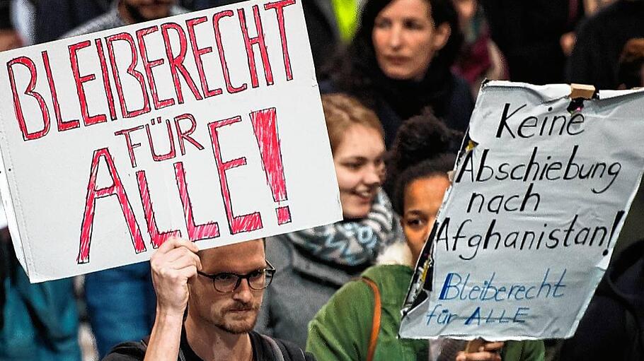 Demo gegen Abschiebung am Frankfurter Flughafen