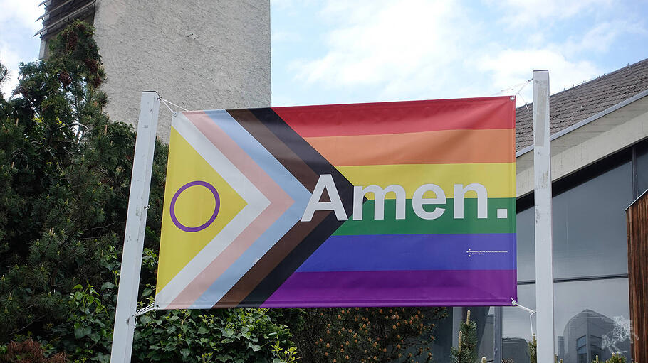 Progress-Pride-Flagge bei der Evangischen Kirchengemeinde Schönberg in Berlin
