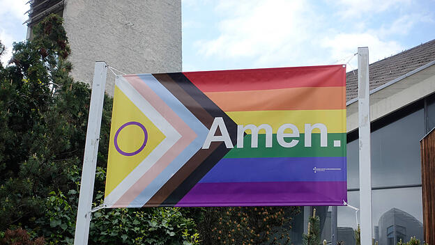 Progress-Pride-Flagge bei der Evangischen Kirchengemeinde Schönberg in Berlin
