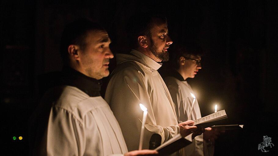 Priester Petr Machacek und Altardiener der Gemeinde St. Johannes in Brünn bei einer Rorate Caeli Messe, die im Advent und bei Gesang und Kerzenschein gefeiert wird.