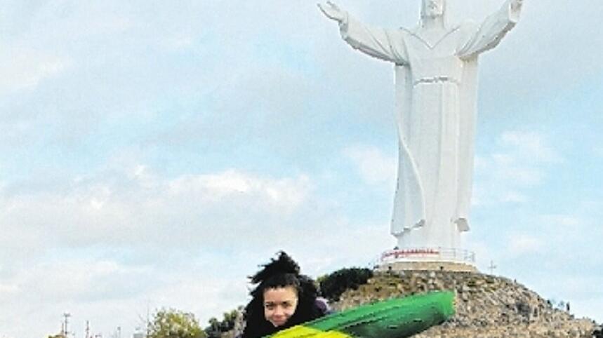 Sabrina Gomez mit Christusstatue.