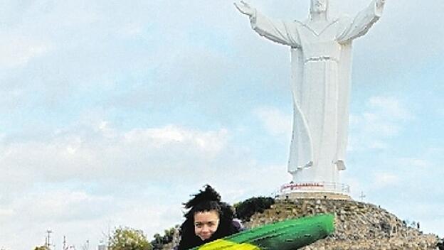 Sabrina Gomez mit Christusstatue.