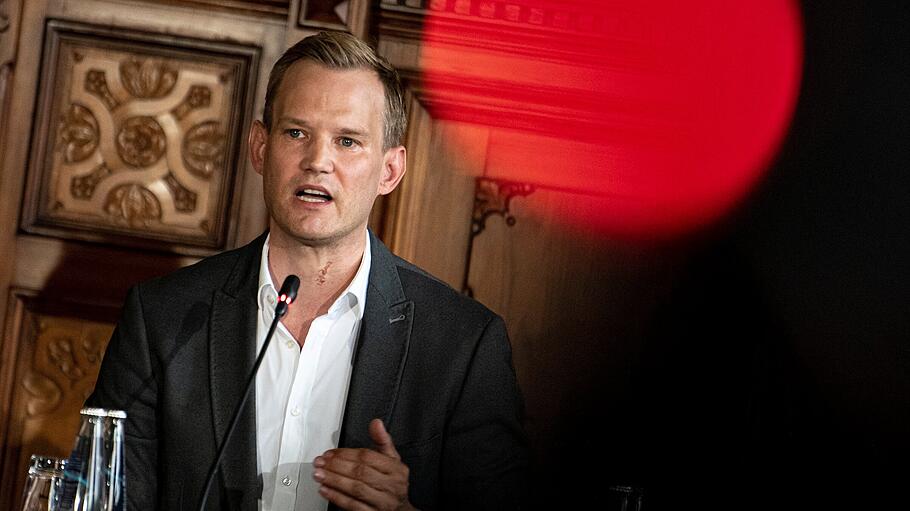 Hendrik Streeck, Virologe, spricht auf der Pressekonferenz des Sachverständigenausschuss