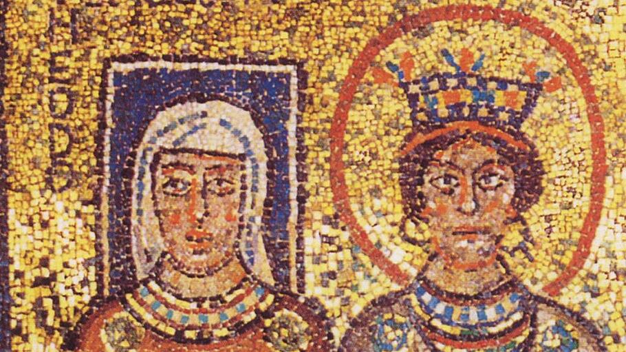 Die linke Frauengestalt auf einem Mosaik der Kirche wird als "Theodora Episcopa" bezeichnet.