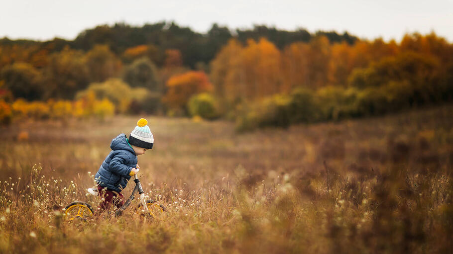 Ein Kind spielt auf einem Feld