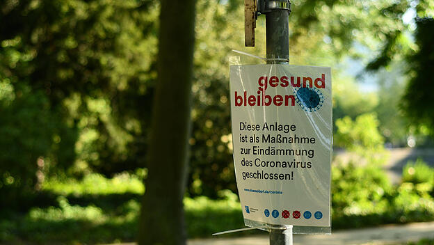 Geschlossener Park während der Coronapandemie