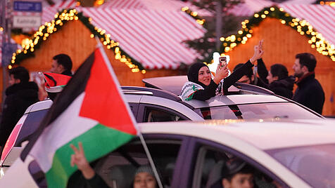 Teilnehmer eines Pro-Pal&auml;stina-Autokorsos am 17 Dezember 2023 am Weihnachtsmarkt am Breitscheidplatz in Berlin.