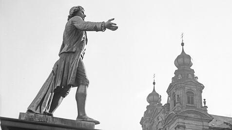 Schiller vor Jesuitenkirche