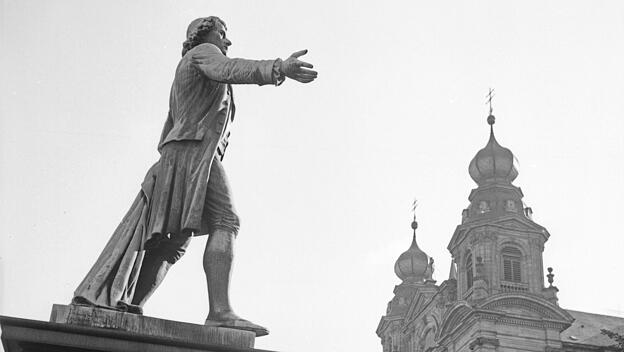 Schiller vor Jesuitenkirche