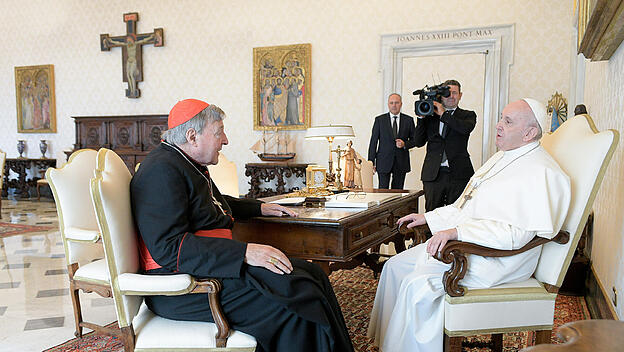 Papst Franziskus und George Pell