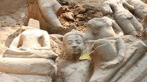 Überreste von Buddha-Statuen bei einer Ausgrabung in Kambodscha.