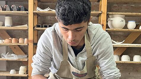 Florin beim Töpfern