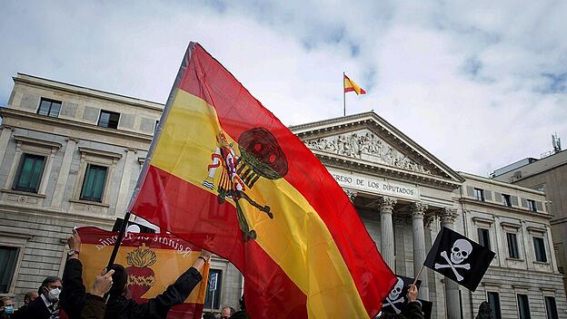 Anti Euthanasie Aktivisten protestieren vor dem Abgeordnetenkongress in Madrid