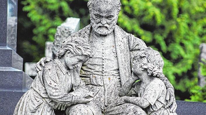 Schmuckvollen Skulpturen auf dem Lützenhofer Friedhof