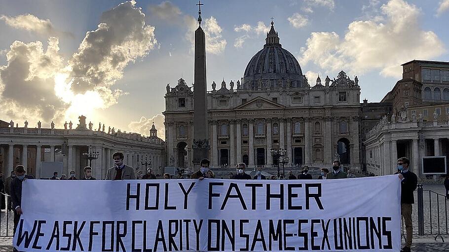Demonstration vor dem Petersdom in Rom