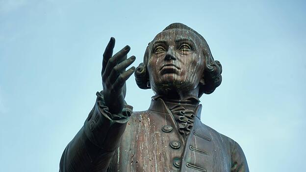 Statue von Immanuel Kant vor der Universität in Königsberg