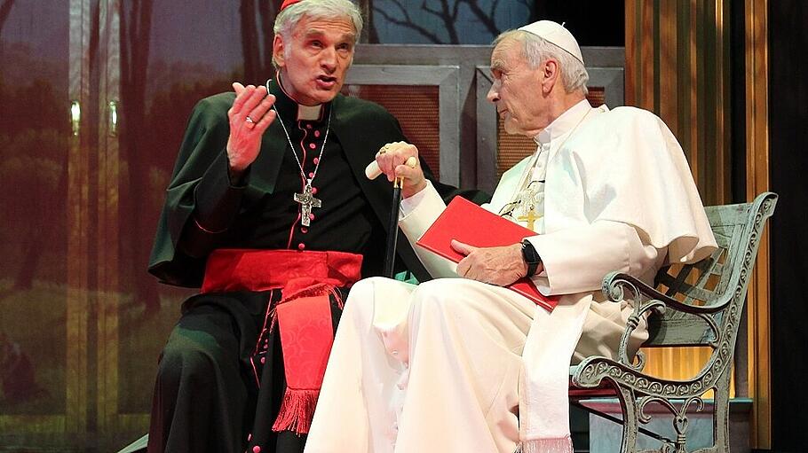 Bühnenbild: Benedikt XVI. (Walter Kreye, rechts) und Kardinal Jorge Bergoglio (Walter Sittler) in Castel Gandolfo