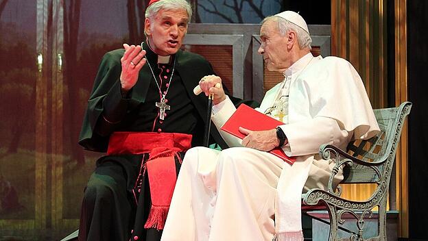 Bühnenbild: Benedikt XVI. (Walter Kreye, rechts) und Kardinal Jorge Bergoglio (Walter Sittler) in Castel Gandolfo