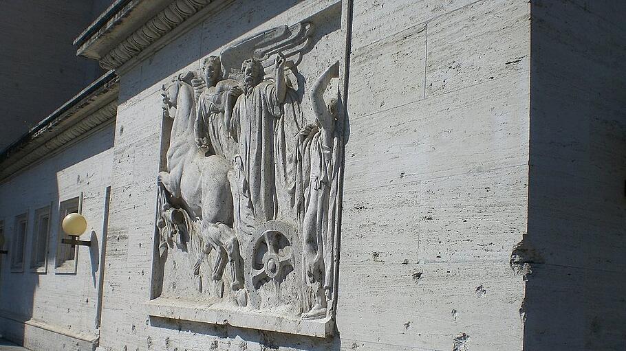 Vatikanstadt: Fassade mit Spuren der Bombardierungen des Weltkrieges