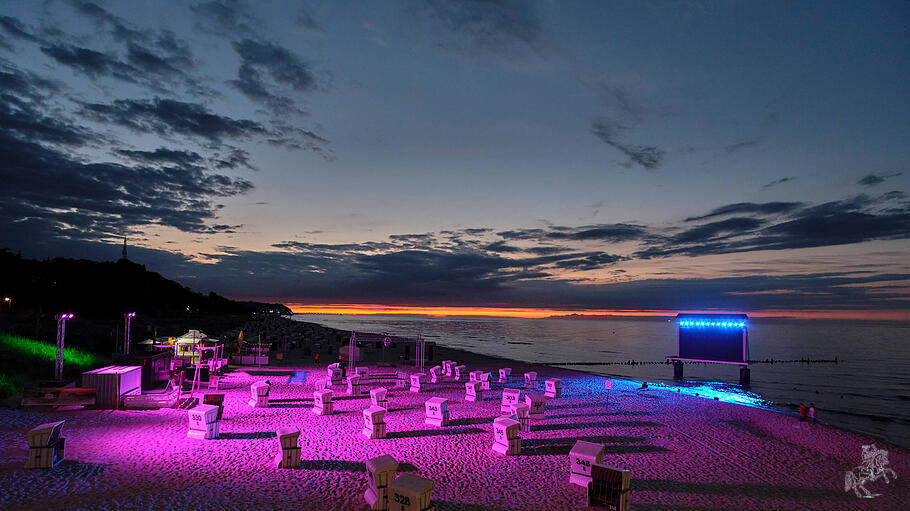 Am Ostseestrand auf Usedom wird Public-Viewing-Kino angeboten. Zu Hause ist ein Sommerserienkino möglich – zum Beispiel mit den Tagespost-Empfehlungen führender Streaming-Dienste.