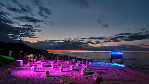 Am Ostseestrand auf Usedom wird Public-Viewing-Kino angeboten. Zu Hause ist ein Sommerserienkino m&ouml;glich &ndash; zum Beispiel mit den Tagespost-Empfehlungen f&uuml;hrender Streaming-Dienste.