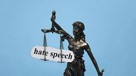 Justitia und Schriftzug hate speech