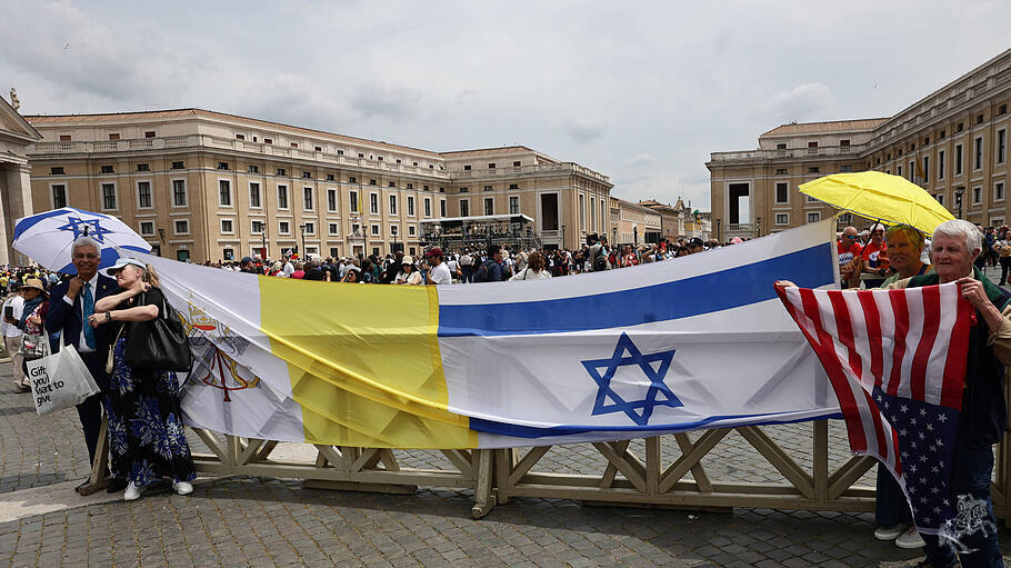 Vatikanische und israelische Flagge beim Regina caeli
