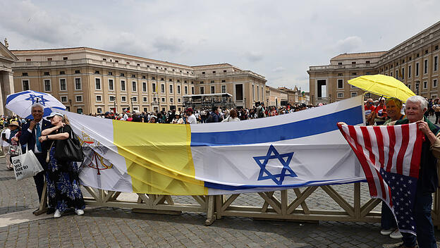 Vatikanische und israelische Flagge beim Regina caeli