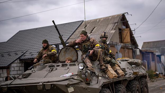 Ukrainische Soldaten verteidigen sich mit den ihnen zur Verfügung stehenden Waffen