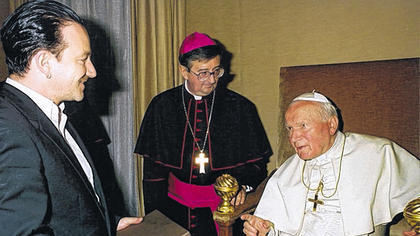 Sänger Bono der Gruppe U2 bei einer Audienz bei Johannes Paul II. im September 1999.